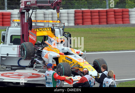 La vettura del brasiliano pilota di Formula Uno Nelson Piquet Jr di Renault F1 viene trainato durante la seconda sessione di allenamento al Nurburgring race track in Nuerburg, Germania, 10 luglio 2009. Formula 1 Gran Premio di Germania avviene il 12 luglio. Foto: Carmen Jaspersen Foto Stock