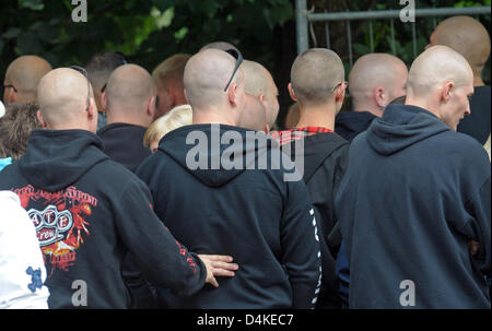 I visitatori della NPD ?evento rock per la Germania? Attendere di essere ammesso in un parco recintato di Gera, Germania, 11 luglio 2009. Allo stesso tempo, diverse centinaia di persone hanno protestato contro il concerto con un rally e una marcia di protesta. Entrambi gli eventi sono salvaguardati da un enorme quantità di polizia da diverse contee tedesco. Foto: Peter Mueller Foto Stock