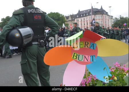 Un fiore a forma di lettura di segno ?Gera colorato? Sorge accanto a una strada durante la marcia di protesta a Gera, Germania, 11 luglio 2009. Diverse centinaia di persone hanno protestato contro la NPD ?concerto rock per la Germania? Con un rally e una marcia di protesta. I due eventi whichtake luogo simultaneamente sono salvaguardati da un enorme quantità di polizia da diverse contee tedesco. Foto: Peter Mueller Foto Stock