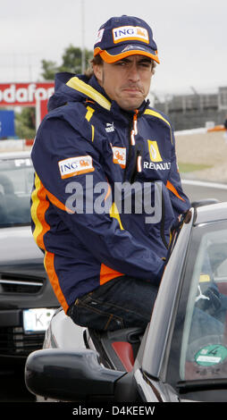 Spagnolo di Formula One driver della Renault Fernando Alonso raffigurata nella foto durante la parata dei piloti prima del Gran Premio di Germania al Nuerburgring in Nuerburg, Germania, 12 luglio 2009. Foto: Jens BUETTNER Foto Stock