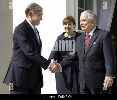 Il presidente tedesco Horst Koehler e sua moglie Eva Luise sono accolti dal presidente polacco Lech Kaczynski a Varsavia, Polonia, 13 luglio 2009. Il capo dello stato tedesco è su una visita inaugurale in Polonia a causa del suo secondo mandato e allora volerà in Francia. Foto: WOLFGANG KUMM Foto Stock