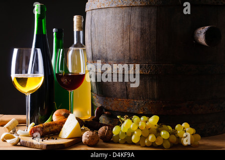 Ancora vita composizione con bicchieri di vino, bottiglie e cibi tradizionali Foto Stock