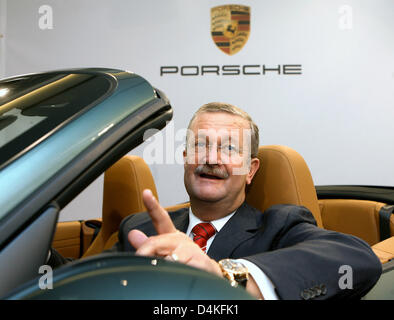 (Dpa) file di un file immagine datata 28 novembre 2007 acquisisce il CEO di Porsche Wendelin Wiedeking a Stuttgart, Germania. Secondo le informazioni della rivista tedesca ?Der Spiegel? Rilasciato il 17 luglio 2009, il CEO di Porsche Wiedeking deve rassegnare le dimissioni dalla carica di Porsche?s possedere le famiglie hanno concordato sulla Porsche esecutivo di produzione Michael Macht come suo successore. Porsche funzionari negare la relazione. Foto: Foto Stock