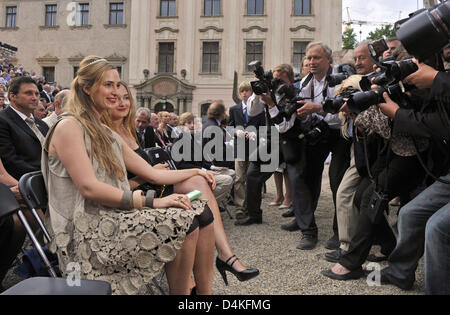 Gloria Principessa di Thurn und Taxis (C) e le sue figlie Maria-Theresia (R) e Elisabeth (L) sorriso al momento dell'apertura della Thurn und Taxis concerto e festival di teatro di Regensburg, Germania, 17 luglio 2009. Foto: Andreas Gebert Foto Stock