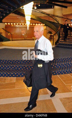 In uscita il presidente FINA Mustapha Larfaoui arriva per una presentazione di Amburgo applicando per ospitare il 2013 Campionati del Mondo di nuoto FINA, presso i Campionati del Mondo di nuoto FINA 2009 in Italia a Roma il 18 luglio 2009. Foto: Bernd Thissen Foto Stock