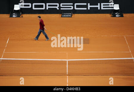 Un uomo che pulisce le linee nella Porsche Arena durante il WTA Porsche Tennis Grand Prix a Stoccarda, Germania, 27 aprile 2009. Il Grand Prix è il primo di classe mondiale indoor torneo per essere riprodotti su campi in terra battuta. Foto: MARIJAN MURAT Foto Stock