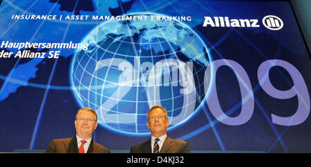 CEO di Allianz, Michael Diekmann (R) e presidente del consiglio di amministrazione di Henning Schulte-Noelle foto della compagnia di assicurazioni?s assemblea generale a Monaco di Baviera, Germania, il 29 aprile 2009. Europa?s più grande compagnia di assicurazioni Allianz ancora non dà alcuna prospettiva per l anno in corso a causa della crisi economica e finanziaria globale. Foto: FRANK LEONHARDT Foto Stock