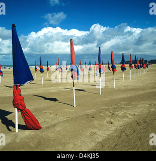 Ripiegate ombrelloni sulla spiaggia di Deauville in Normandie. La Francia. Foto Stock