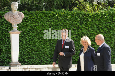 (L-R) il direttore generale della cultura prussiana del patrimonio della Fondazione Hartmut Dorgerloh, Camilla Duchessa di Cornovaglia, e Brandeburgo?s Inrerior Ministro Joerg Schoehnbohm visita il palazzo Sanssouci a Potsdam, Germania, 30 aprile 2009. Il British erede apparenti di Carlo e Camilla sono attualmente sulla loro prima visita ufficiale a Berlino e Potsdam. Foto: Jens Kalaene Foto Stock