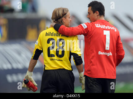 Wolfsburg?s portiere Diego Benaglio (R) e Hoffenheim?s portiere Timo Hildebrandt parla dopo la Bundesliga partita di calcio VfL Wolfsburg vs TSG 1899 Hoffenheim a Volkswagen-Arena a Wolfsburg, in Germania, il 2 maggio 2009. Wolfsburg ha vinto 4-0. Foto: Jochen Luebke (ATTENZIONE: periodo di bloccaggio! Il DFL permette l'ulteriore utilizzazione delle immagini nella IPTV, servizi di telefonia mobile e altri nuovi te Foto Stock