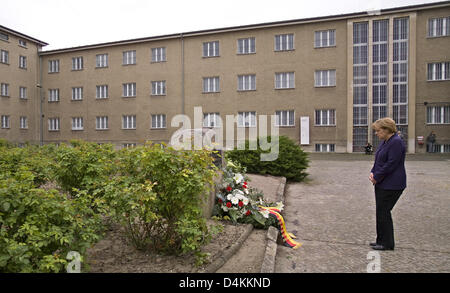 Il cancelliere tedesco Angela Merkel visite ex RDT?s la sicurezza dello Stato prigione Stasi Hohenschoenhausen a Berlino, Germania, 05 maggio 2009. La signora Merkel ha visitato la ex centrale di remand prison che è oggi un luogo commemorativo. Foto: Arno Burgi Foto Stock