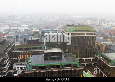 Dublino, Irlanda - Marzo 07, 2013: Antenna shot del centro della città di Dublino su un tipico giorno nebbiosi. Foto Stock