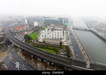 Dublino, Irlanda - Marzo 07, 2013: Antenna shot del centro della città di Dublino su un tipico giorno nebbiosi. Foto Stock