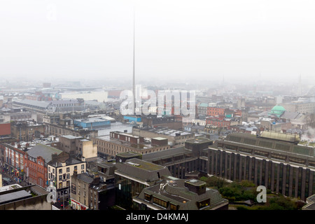 Dublino, Irlanda - Marzo 07, 2013: Antenna shot del centro della città di Dublino su un tipico giorno nebbiosi. Foto Stock