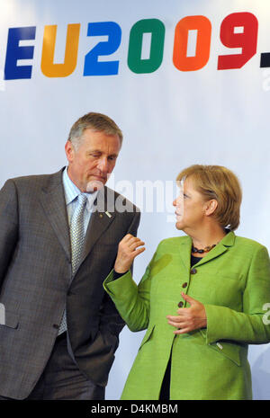 Il cancelliere tedesco Angela Merkel parla al Primo Ministro ceco Mirek Topolanek al vertice UE sul ?Partenariato Orientale? A Praga, Repubblica ceca, 07 maggio 2009. Il vertice è inteso a portare le ex repubbliche unite Armenia, Azerbaigian, Georgia, Moldavia e Ucraina e Bielorussia più vicina all'Unione europea. La Ue offre trattati di associazione, di aiutare la costruzione della struttura di stato Foto Stock