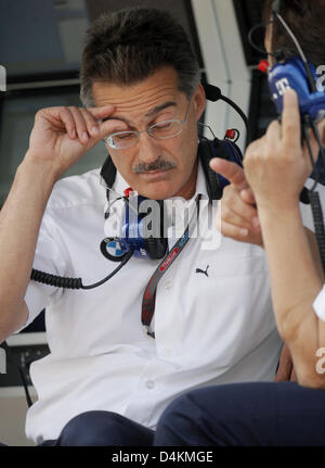 Il tedesco Mario Theissen, direttore Motorsport di BMW Sauber, gesti durante la prima sessione di prove libere sul Circuito de Catalunya di Montmelo vicino a Barcellona, Spagna, 08 maggio 2009. Il Gran Premio di Spagna si svolgerà il 10 maggio. Foto: FELIX HEYDER Foto Stock