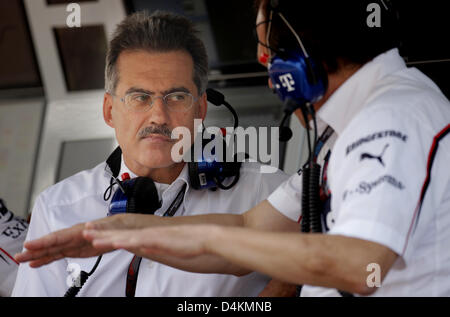 Il tedesco Mario Theissen (L), direttore Motorsport di BMW Sauber, durante la seconda sessione di prove libere sul Circuito de Catalunya di Montmelo vicino a Barcellona, Spagna, 08 maggio 2009. Il Gran Premio di Spagna si svolgerà il 10 maggio. Foto: Felix Heyder Foto Stock