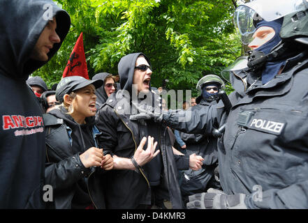 La polizia di tumulto ingranaggio spinge indietro i manifestanti contro la destra populista movimenti ?Pro colonia? E Pro NRW? A Colonia, Germania, 09 maggio 2009. Entrambi i movimenti di tenere un cosiddetto ?anti-islamizzazione congresso? Questo fine settimana. Foto: Uwe Anspach Foto Stock