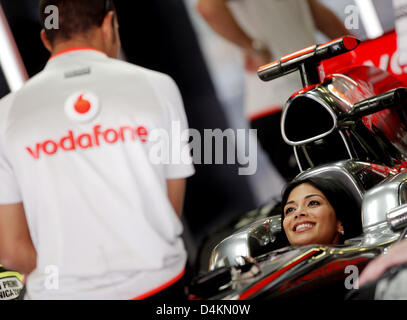 Nicole Scherzinger (R), il cantante della band statunitense Pussycat Dolls e fidanzata di British pilota di Formula Uno Lewis Hamilton (L)della McLaren Mercedes, sorrisi nella sua vettura da gara ai box al Circuit de Catalunya di Montmelo vicino a Barcellona, Spagna, 09 maggio 2009. Il Gran Premio di Formula Uno di Spagna avrà luogo il 10 maggio. Foto: FELIX HEYDER Foto Stock