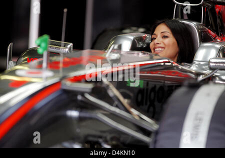 Nicole Scherzinger, cantante della band statunitense Pussycat Dolls e fidanzata di British pilota di Formula Uno Lewis Hamilton della McLaren Mercedes, sorrisi nella sua vettura da gara ai box al Circuit de Catalunya di Montmelo vicino a Barcellona, Spagna, 09 maggio 2009. Il Gran Premio di Formula Uno di Spagna avrà luogo il 10 maggio. Foto: FELIX HEYDER Foto Stock