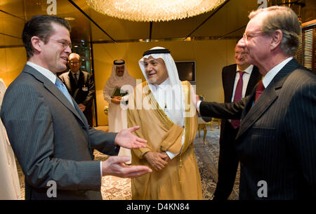 Economia tedesca il Ministro Karl-Theodor zu Guttenberg (L) parla al principe saudita Turki Al-Faisal e presidente del consiglio di sorveglianza di Bertelsmann, Gunter Thielen, prima del ?Kronberger Gespraeche? (Lit. Kronberg colloqui?) che sono stati organizzati dalla Fondazione Bertelsmann in Riyadh, Arabia Saudita, 11 maggio 2009. Accompagnato da una delegazione di economia zu Guttenberg è su tre- Foto Stock