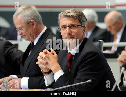 CEO di Audi, Martin Winterkorn (L), e il presidente del consiglio di sorveglianza, Rupert Stadler, sono raffigurati su Audi assemblea generale a Neckarsulm, Germania, 13 maggio 2009. I piani di Audi con evidenti profitti nonostante la crisi delle vendite nel 2009. Foto: BERND WEISSBROD Foto Stock