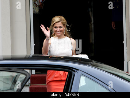 Dutch Crown Princess Maxima lascia Palazzo Noordeinde dopo che ella ha presentato il ?Appeltjes van Oranje? Riconoscimenti all'Aia, Paesi Bassi, 12 maggio 2009. Foto: Patrick van Katwijk Foto Stock