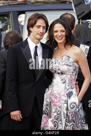 Attrice italiana e membro della giuria Asia Argento e suo marito Michele Civetta arriva per il gala screening di Pixar?s film di animazione ?? Che corre fuori concorso e apre la sessantaduesima Cannes Film Festival di Cannes, Francia, 13 maggio 2009. Il film festival si svolgerà dal 13 fino al 24 maggio 2009. Foto: Hubert Boesl Foto Stock