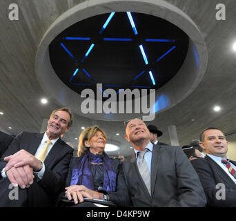 (L-R) Lipsia Lord Mayor Burkhard Jung, presidente del Concistoro centrale degli ebrei in Germania Charlotte Knobloch, sedia di piegatura Iraelite Leipzig Kuef Kaufmann e Kobloch?s segretario Stephan Kramer partecipare all'apertura della casa Ariovich a Leipzig, Germania, 15 maggio 2009. Dopo anni di lavori di costruzione e il procedimento la Ariovich casa fu aperto come centro di culto ebraico Foto Stock