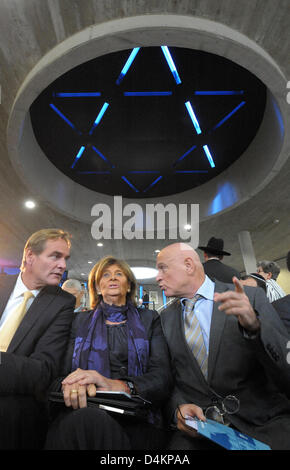 (L-R) Lipsia Lord Mayor Burkhard Jung, presidente del Concistoro centrale degli ebrei in Germania Charlotte Knobloch e una sedia di piegatura Iraelite Leipzig Kuef Kaufmann partecipare all'apertura della casa Ariovich a Leipzig, Germania, 15 maggio 2009. Dopo anni di lavori di costruzione e il procedimento la Ariovich house è stato aperto come centro per la cultura ebraica. Foto: PETER ENDIG Foto Stock