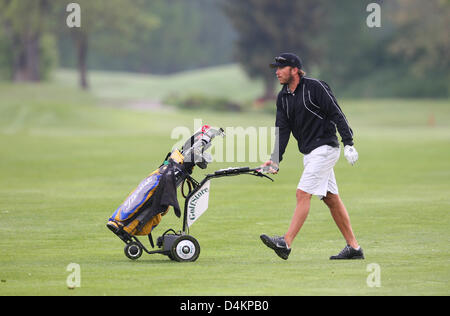 Siamo ski racer Bode Miller passeggiate lungo il campo da golf di Zell am See, Austria, 15 maggio 2009. Bode Miller partecipa al UVEX &Sci Golf Campionati del Mondo 2009 che avvengono in Zell am See dal 14 maggio fino al 17 maggio 2009. Il concorso è composto da un slalom gigante e due round di golf. Foto: Karl-Josef Hildenbrand Foto Stock
