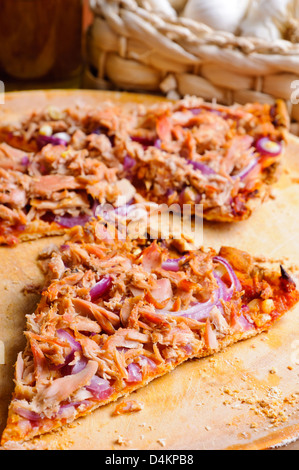 Fetta di tonno tradizionale pizza con le cipolle rosse Foto Stock