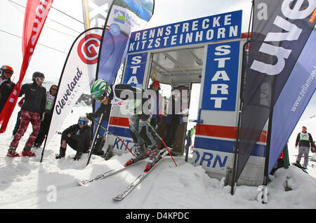 Siamo ski racer Bode Miller inizia nello slalom gigante sul Kitzsteinhorn ?? Vicino a Kaprun, Austria, 14 maggio 2009. Bode Miller partecipa al UVEX &Sci Golf Campionati del Mondo 2009 che avvengono in Zell am See dal 14 maggio fino al 17 maggio 2009. Il concorso è composto da un slalom gigante e due round di golf. Foto: Karl-Josef Hildenbrand Foto Stock