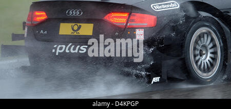 Germania?s Timo Scheider di Audi è sulla pista bagnata durante il rollout per German Touring Car Masters (DTM) a Hockenheimring race track di Hockenheim, in Germania, il 15 maggio 2009. Hockenheimring ospita 2009 stagione DTM?s primo Grand Prix il 17 maggio. Foto: RONALD WITTEK Foto Stock