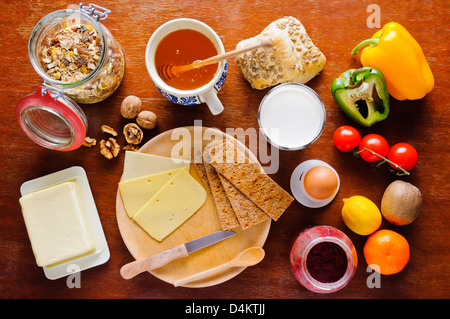 Tavolo per la colazione ancora in vita con il cibo sano Foto Stock