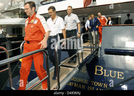 Italiano Stefano Domenicali (L-R), team principal della scuderia Ferrari, Tedesco Mario Theissen, direttore Motorsport di BMW Sauber e British Martin Whitmarsh, team principal della McLaren Mercedes lascia un FOTA (Formula One Teams Association) incontro con altri team manager presso lo yacht del team principal Renault Briatore in Monte Carlo, Monaco, 22 maggio 2009. Il Gran Premio di Formula Uno di Foto Stock