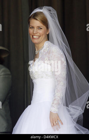 Sposa Kelly Jeanne Rondestvedt arriva alla chiesa per il matrimonio con Michael Hubertus principe ereditario di Saxony-Coburg e Gotha in Coburg, Germania, 23 maggio 2009. Alcuni 400 ospiti, di cui molte celebrità e aristocratici europei hanno partecipato al matrimonio. Foto: Daniel Karmann Foto Stock