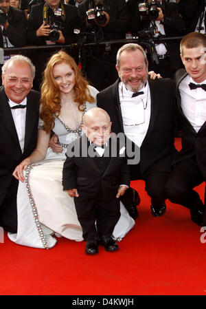 Noi attore Verne Troyer (anteriore), British attrice Lily Cole (2 L), British Il regista Terry Gilliam (2R), attore britannico Andrew Garfield (R), e il produttore Samuel Hadida (L) arrivano per il gala proiezione del film "L'Imaginarium del dottore Parnassus' dalla British Il regista Terry Gilliam durante la sessantaduesima edizione del Festival del Cinema di Cannes a Cannes, Francia, 22 maggio 2009. Foto: Hubert Foto Stock