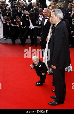 Noi attore Verne Troyer (anteriore), British attrice Lily Cole (2 L), British Il regista Terry Gilliam (2R), attore britannico Andrew Garfield (R), e il produttore Samuel Hadida (L) arrivano per il gala proiezione del film "L'Imaginarium del dottore Parnassus' dalla British Il regista Terry Gilliam durante la sessantaduesima edizione del Festival del Cinema di Cannes a Cannes, Francia, 22 maggio 2009. Foto: Hubert Foto Stock