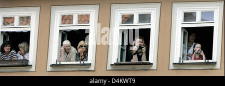 Gli spettatori seguono le nozze di Hubertus Michael principe ereditario di Saxony-Coburg e Gotha e Kelly Jeanne Rondestvedt in Coburg, Germania, 23 maggio 2009. Alcuni 400 ospiti, di cui molte celebrità e aristocratici europei hanno partecipato al matrimonio. Foto: Daniel Karmann Foto Stock