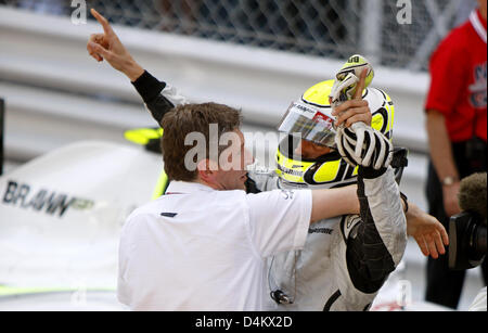 British driver di Formula Uno Jenson Button (R) della Brawn GP celebra con il CEO della Brawn GP, Nick Fry, dopo aver vinto il Gran Premio di F1 di Monte Carlo, Monaco, 24 maggio 2009. Foto: Jens BUETTNER Foto Stock