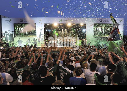 Il team di VfL Wolfsburg è celebrata dai fan su Wolfsburg?s piazza del mercato dopo che esso ha vinto la Bundesliga partita di calcio VfL Wolfsburg vs Werder Bremen l'ultimo giorno della stagione 2008/2009 a Arena Volkswagen a Wolfsburg, in Germania, il 23 maggio 2009. Wolfsburg sconfitto Bremen 5-1 e ha vinto la Bundesliga tedesca titolo 2009. Foto: Maurizio Gambarini Foto Stock