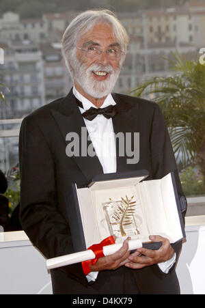 Regista austriaco Michael Haneke pone per fotografi dopo aver ricevuto la Palme d?o Award per il suo film ?il nastro bianco? Della 62a Cannes Film Festival di Cannes, Francia, 24 maggio 2009. Foto: Hubert Boesl Foto Stock