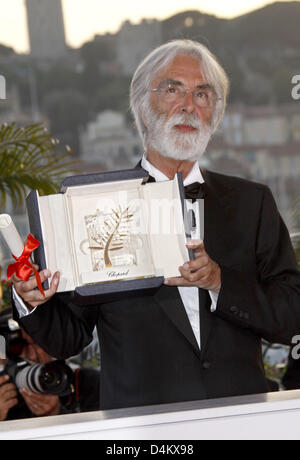 Regista austriaco Michael Haneke pone per fotografi dopo aver ricevuto la Palme d?o Award per il suo film ?il nastro bianco? Della 62a Cannes Film Festival di Cannes, Francia, 24 maggio 2009. Foto: Hubert Boesl Foto Stock