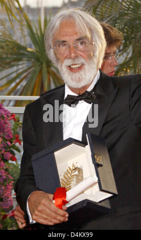 Regista austriaco Michael Haneke pone per fotografi dopo aver ricevuto la Palme d?o Award per il suo film ?il nastro bianco? Della 62a Cannes Film Festival di Cannes, Francia, 24 maggio 2009. Foto: Hubert Boesl Foto Stock