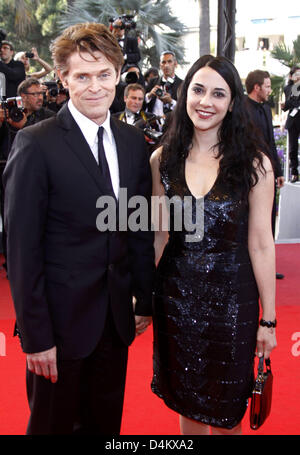 Noi attore Willem Dafoe e sua moglie Giada Colagrande arrivare per la premiere del film "Coco Chanel & Igor Stravinsky? Durante la chiusura notturna del 2009 Cannes Film Festival di Cannes, Francia, 24 maggio 2009. Foto: Hubert Boesl Foto Stock