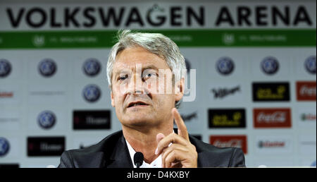 VfL Wolfsburg?s nuovo allenatore Armin Veh gesti durante la sua conferenza stampa di presentazione a Wolfsburg, in Germania, il 25 maggio 2009. Veh riesce Felix Magath al 2009 Bundesliga tedesca campione. Foto: HOLGER HOLLEMANN Foto Stock