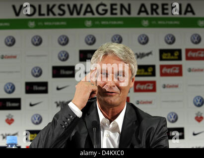 VfL Wolfsburg?s nuovo allenatore Armin Veh gesti durante la sua conferenza stampa di presentazione a Wolfsburg, in Germania, il 25 maggio 2009. Veh riesce Felix Magath al 2009 Bundesliga tedesca campione. Foto: HOLGER HOLLEMANN Foto Stock