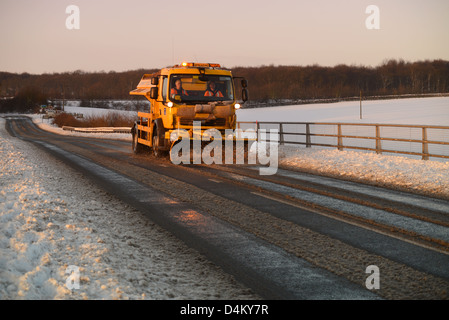 Spazzaneve per tenere strade chiaro di neve e ghiaccio in inverno tempo Yorkshire Regno Unito Foto Stock