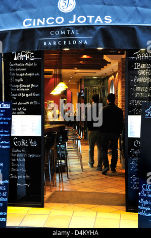 Barcellona, in Catalogna, Spagna. Il Tapas bar 'Meson Cinco Jotas' in Carrer de Comtal Foto Stock